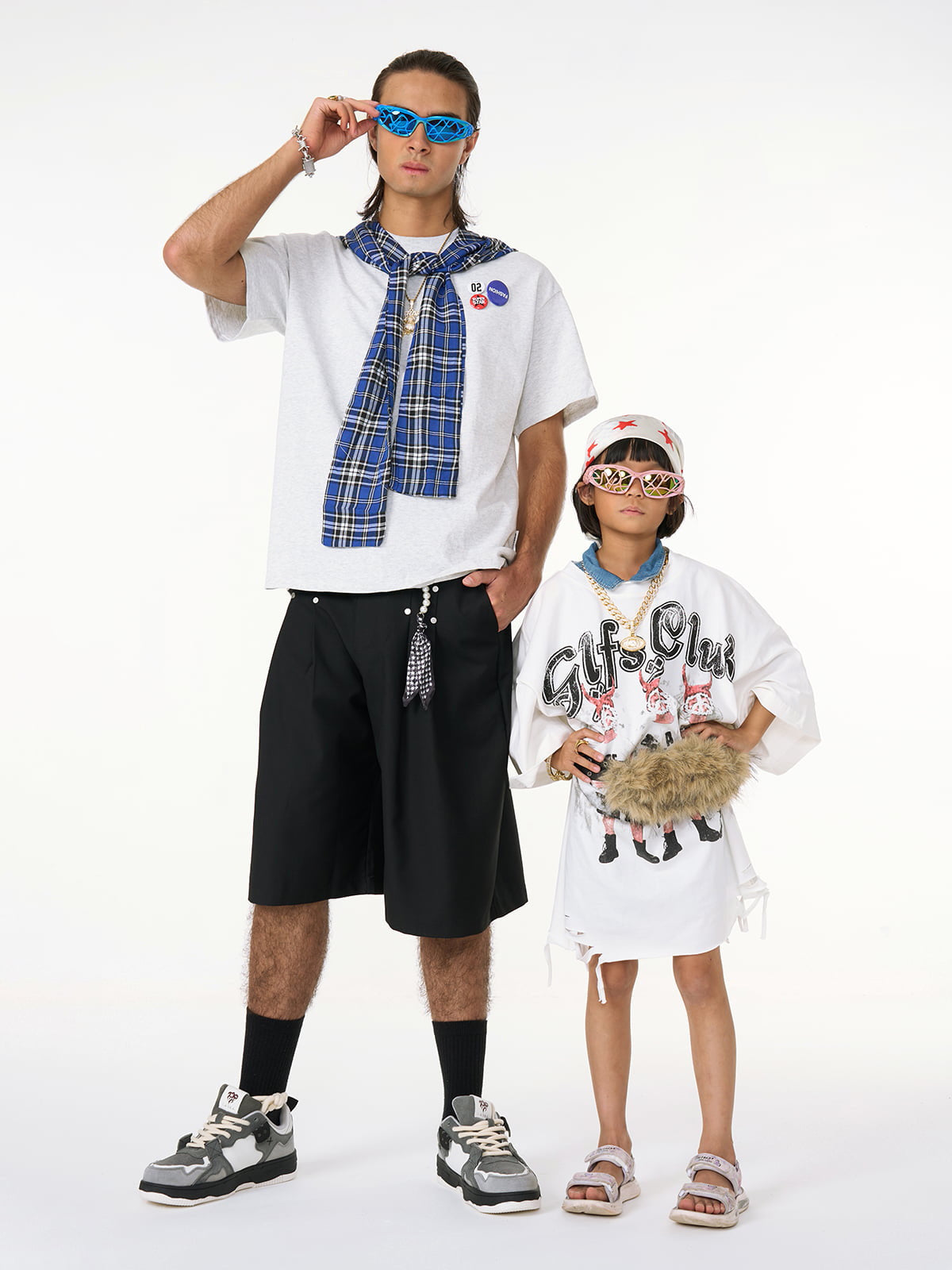 Boutique Mode Paris™ | T- shirt à capuche et cape à carreaux avec badge