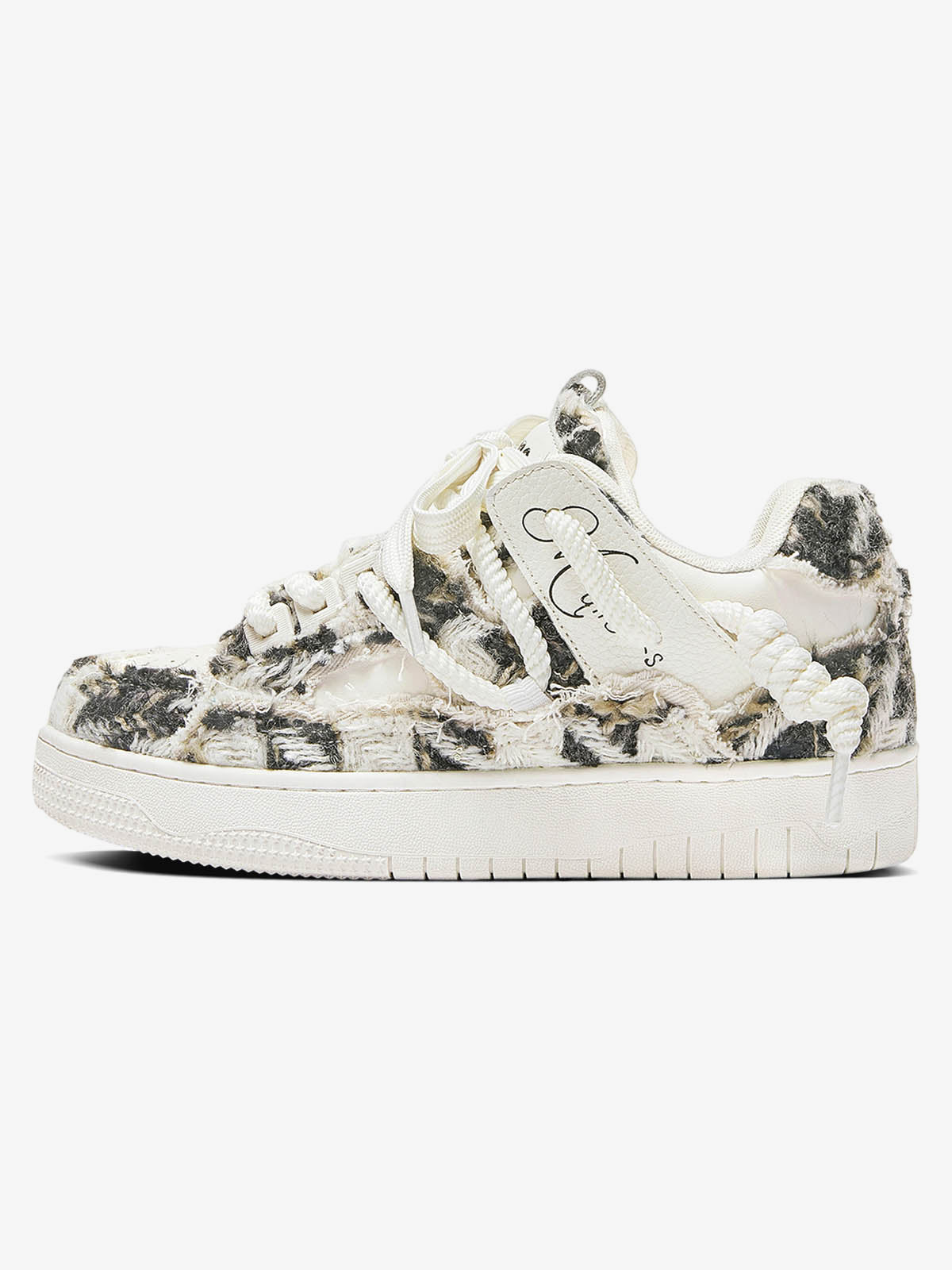 Boutique Mode Paris™ | Série Destruction Baskets à pompons contrastés